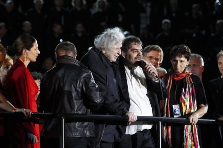 Die Welt: Ο Μίκης Θεοδωράκης καθορίζει την εικόνα μας για την Ελλάδα