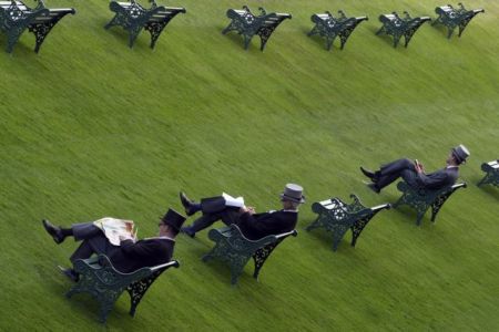 H πασαρέλα των πιο περίεργων καπέλων στις ιπποδρομίες του Άσκοτ