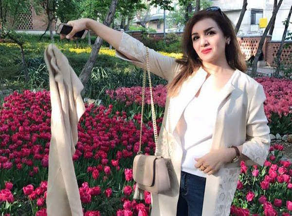 Γιατί γυναίκες φορούν άσπρα μία φορά την εβδομάδα στο Ιράν