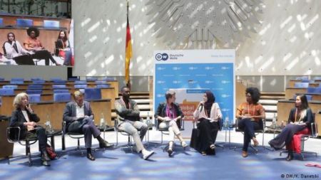 Deutsche Welle: Τα media μπροστά στον αυταρχισμό και στα… ρομπότ