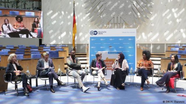 Deutsche Welle: Τα media μπροστά στον αυταρχισμό και στα… ρομπότ