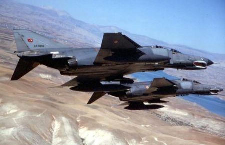 Νέες τουρκικές προκλήσεις με υπερπτήσεις F-4 στο Αιγαίο