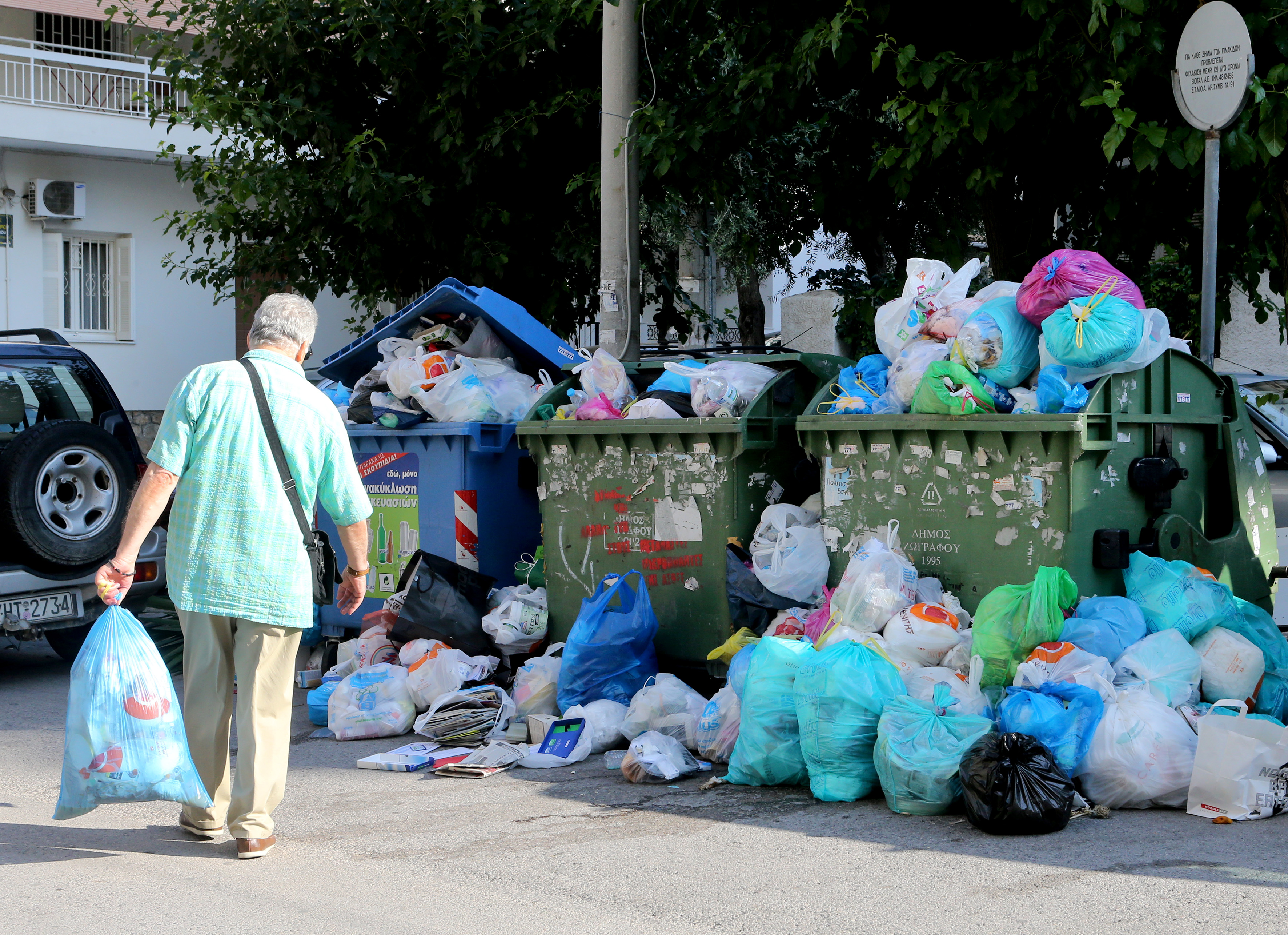 Βουνό τα σκουπίδια – Θολώνουν το τουριστικό πρόσωπο της Ελλάδας