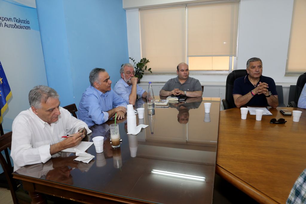 ΥΠΕΣ: Προς νομοθετική ρύθμιση για την παραμονή των συμβασιούχων