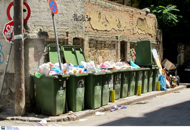 Πολίτες αιχμάλωτοι σκουπιδιών με φόντο την κόντρα κυβέρνησης-ΠΟΕ ΟΤΑ