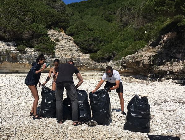 Σκουπίδια σε ελληνική παραλία μάζεψε η οικογένεια του Γουίλ Σμιθ