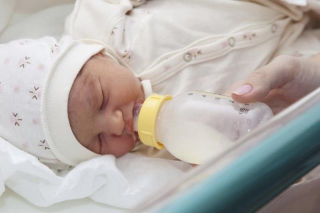 Με έγγραφη συναίνεση η χορήγηση υποκατάστατου μητρικού γάλακτος στα νεογνά