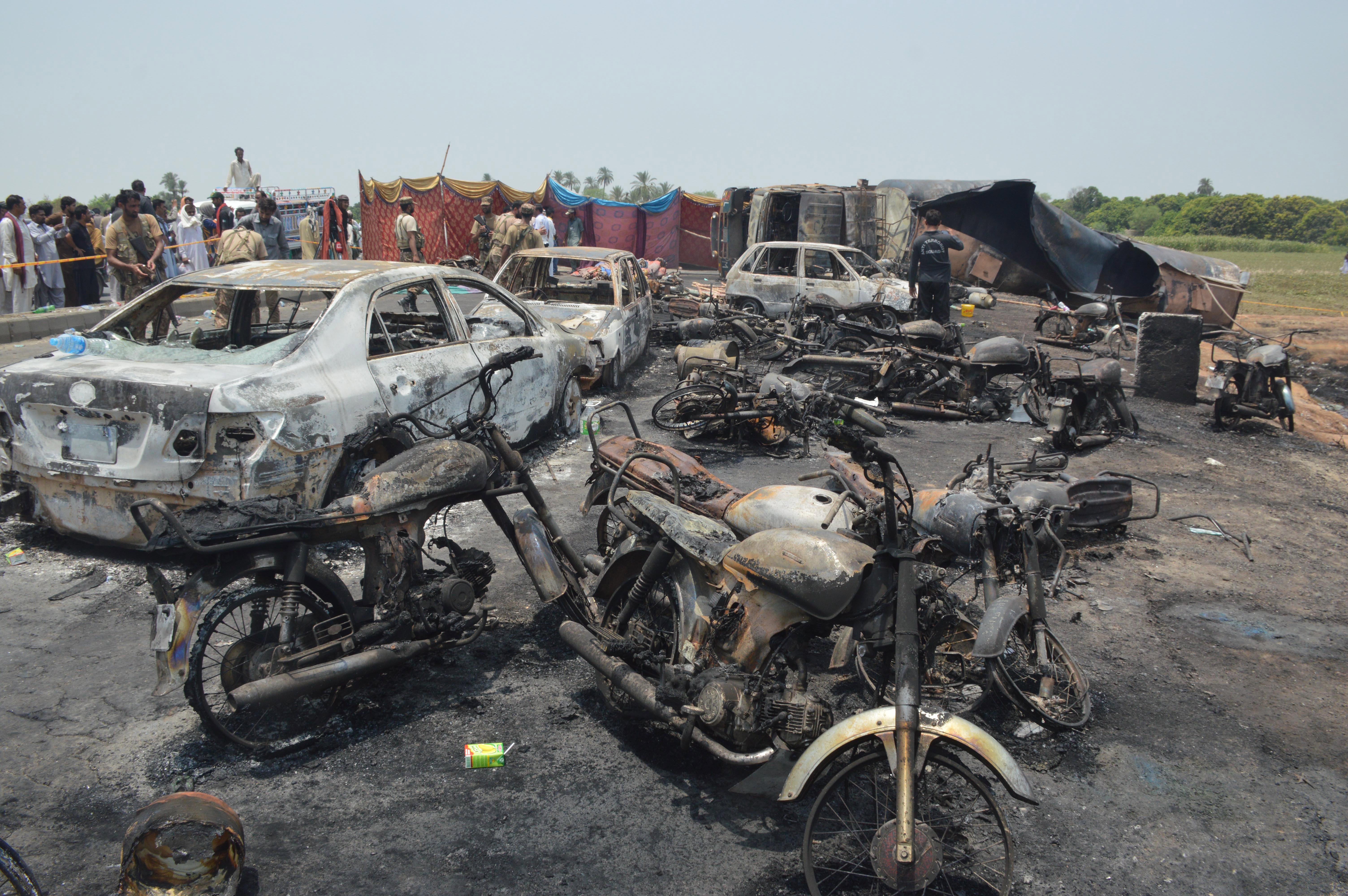 Πακιστάν: 123 νεκροί  από πυρκαγιά σε βυτιοφόρο που μετέφερε πετρέλαιο