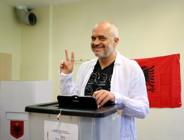 Αλβανία: Το κυβερνών Σοσιαλιστικό Κόμμα φέρεται να εξασφαλίζει τη νίκη