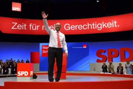 Για «αλαζονεία» κατηγορεί ο Σουλτς τη Μέρκελ