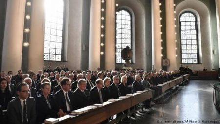 DW: Ο Χέλμουτ Κολ διχάζει και μετά θάνατον