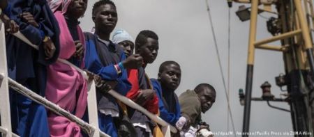 DW: Η Ιταλία απειλεί να κλείσει τα λιμάνια της