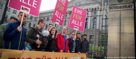 Deutsche Welle : Ο «γάμος για όλους» διχάζει τη γερμανική κυβέρνηση