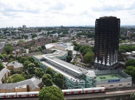 Αποφασισμένη να «απαντήσει» για τον Grenfell Tower η Μέι