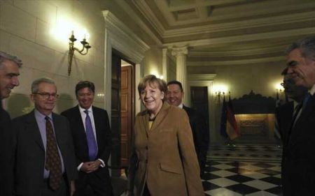 Το «σακάκι των αγορών», ο Στουρνάρας και ο Mr Bond