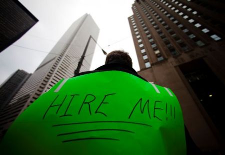 Ερευνα της Adecco: Ενας στους τρεις ψάχνει εργασία εκτός Ελλάδας