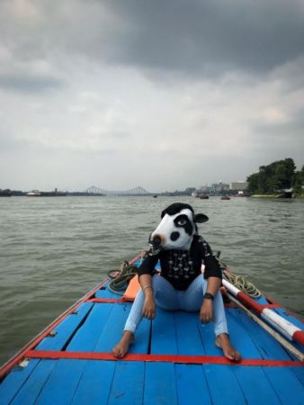 Ινδές με μάσκες αγελάδας: Ασφαλέστερα τα ζώα από τις γυναίκες;