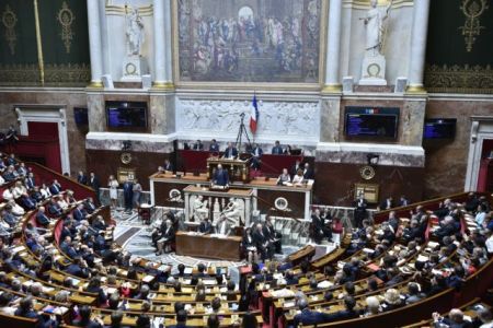 Γαλλία: Στο βάθος τα εργασιακά κατά την πρεμιέρα της «Βουλής του Μακρόν»