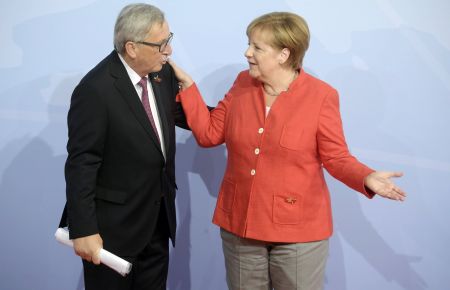 Τετ-α-τετ Γιούνκερ – Μέρκελ στο Βερολίνο