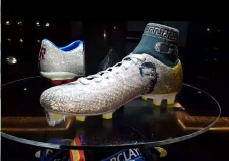 Με κρύσταλλα «Swarovski» τα νέα παπούτσια του Ρονάλντο