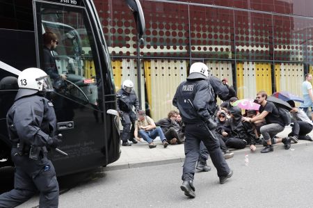 Tο Αμβούργο της G20 σε κατάσταση πολέμου – Αστυνομικός έριξε προειδοποιητική  βολή