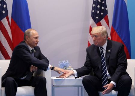 Σφίγγει ο «ρωσικός κλοιός» γύρω από τον Τραμπ