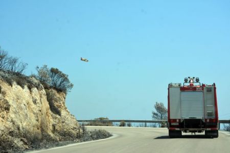 Σε ύφεση το πύρινο μέτωπο στην περιοχή των Βολιμών στη Ζάκυνθο