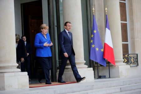 Να διορθώσουν τις δυσλειτουργίες της ευρωζώνης καλεί ο Μακρόν τη Μέρκελ