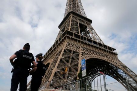 Αντιτρομοκρατική έρευνα στη Γαλλία για οπλισμένο με μαχαίρι άνδρα
