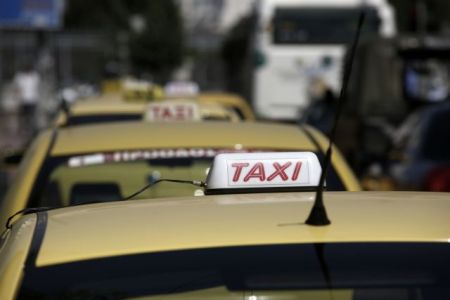 Δεκατρείς συλλήψεις οδηγών ταξί για «πειραγμένες» ταμειακές και ταξίμετρα