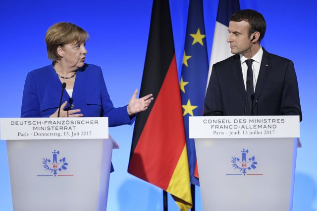 Μέρκελ στο Παρίσι: Δεν εναντιωνόμαστε σε προϋπολογισμό της Ευρωζώνης