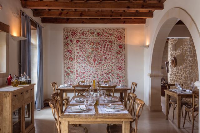 Στρώνουν τραπέζια για τον τουρισμό στην Κρήτη