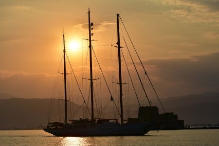 Πόρτο Ράφτη: Πυρκαγιά σε ιστιοφόρο – Επέβαιναν 9 άτομα