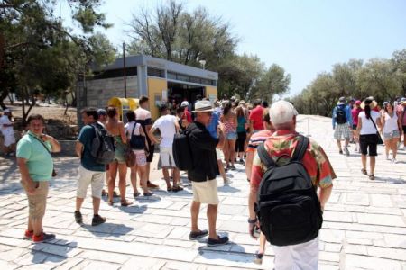 ΙΝΣΕΤΕ: Οι τουρίστες τρίτης ηλικίας ξόδεψαν €1,7 δισ. στην Ελλάδα το 2016