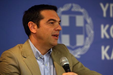 Ομαδικά πυρά της αντιπολίτευσης για τη συνέντευξη Τσίπρα