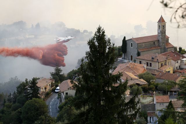 Γαλλία: Μάχη με τις φλόγες δίνουν για τρίτη ημέρα οι πυροσβέστες