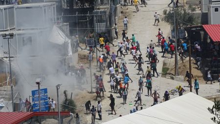 Φωτιές και επεισόδια στον καταυλισμό μεταναστών στη Μόρια