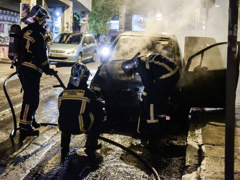 Αναρχικοί έβαλαν φωτιά στο αυτοκίνητο συμβολαιογράφου