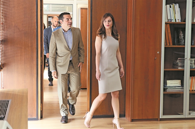 Αρωμα εκλογών με αυξήσεις μισθών, προσλήψεις και ευκολίες πληρωμής