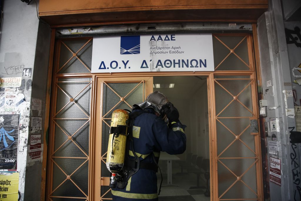 Taxman seizes Greek bank accounts, offshores flourish