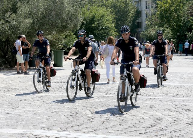 Αστυνομικοί με ποδήλατα περιπολούν σε τουριστικούς δρόμους της Αθήνας
