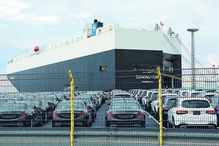 Ο εμπορικός πόλεμος κλονίζει την παγκόσμια οικονομία