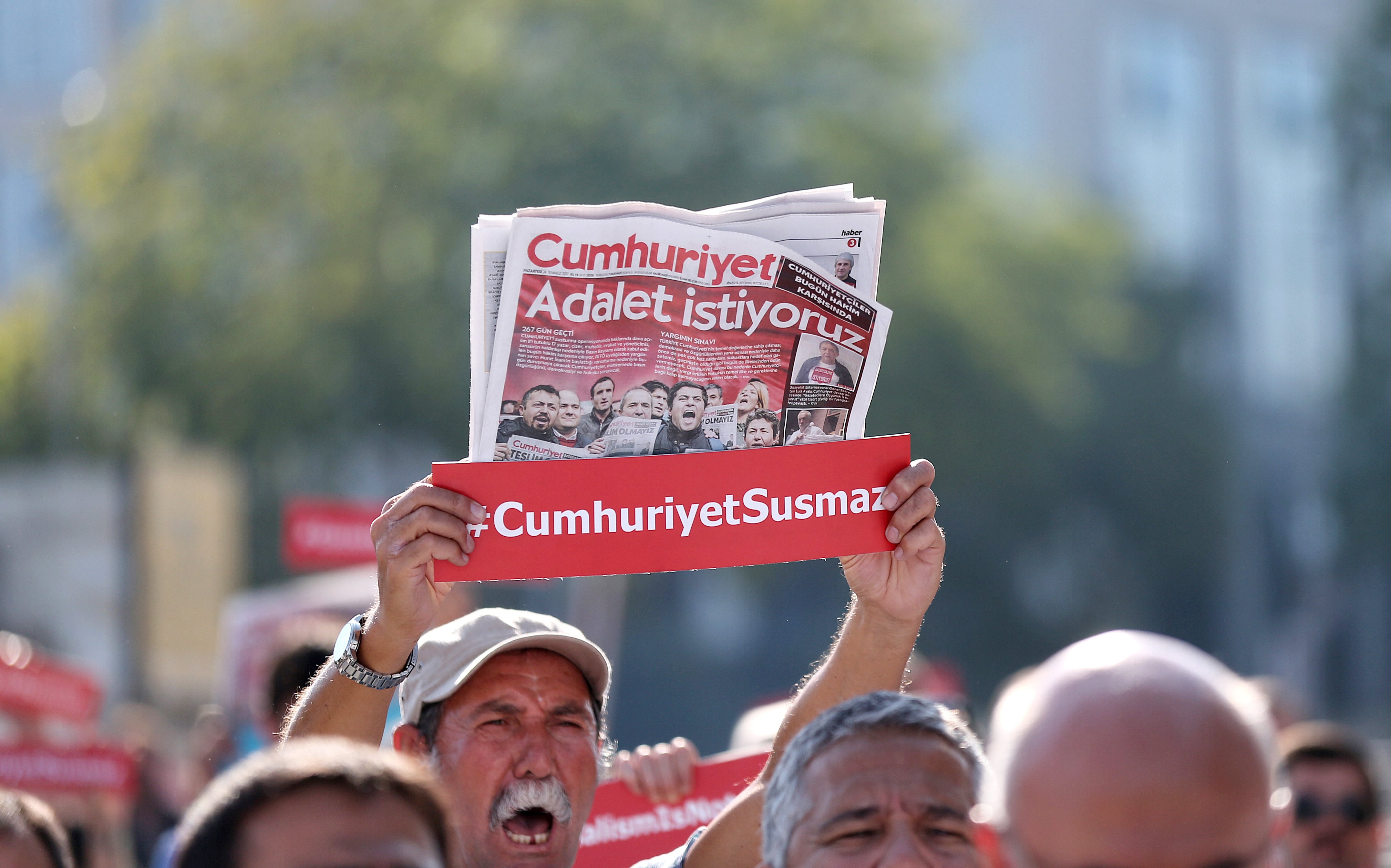 Ξεκινά η δίκη των δημοσιογράφων της τουρκικής Cumhuriyet