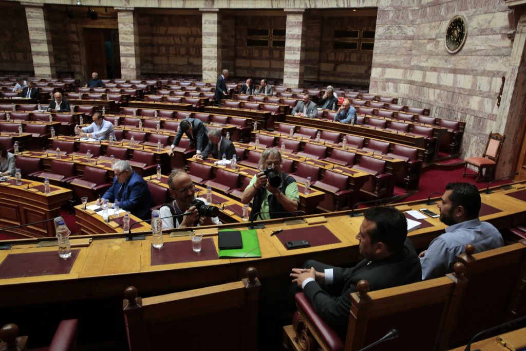 Βουλή: «Κόντρα» Βενιζέλου – Παππά για τις τηλεοπτικές άδειες