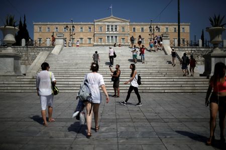 Bloomberg: Τα δύσκολα δεν τελείωσαν για την Ελλάδα