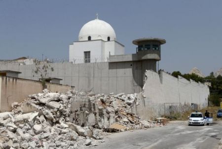 Γκρεμίστηκε η μάντρα των γυναικείων φυλακών Κορυδαλλού