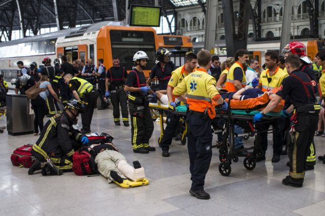 Σιδηροδρομικό ατύχημα με 48 τραυματίες στη Βαρκελώνη