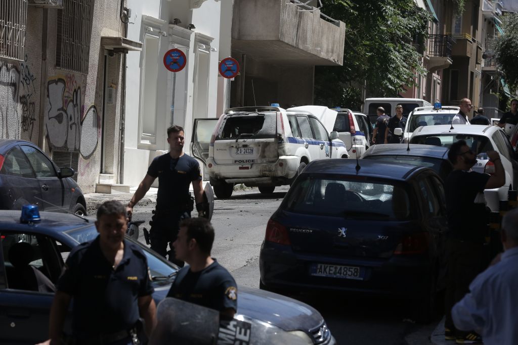 Επίθεση κατά διμοιρίας των ΜΑΤ έξω από το σπίτι του Φλαμπουράρη