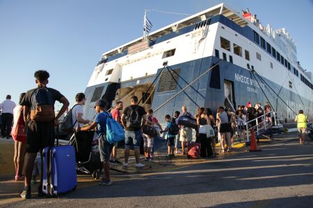 Αδειάζουν τα αστικά κέντρα, συνωστισμός στα λιμάνια από αδειούχους