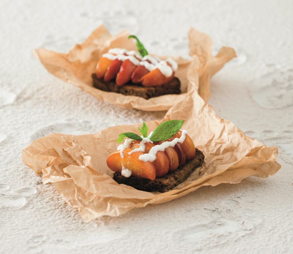 Κροστίνι με καραμελωμένα ροδάκινα και ανεβατό